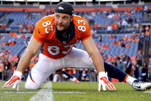 En esta foto del 23 de agosto de 2014, Wes Welker, receptor de los Broncos de Denver, realiza estiramientos antes de un partido contra los Texans de Houston. El viernes 12 de septiembre de 2014, el sindicato de jugadores de la NFL aprobó la realización de análisis antidopaje para detectar la hormona del crecimiento humano (AP Foto/Jack Dempsey, archivo)