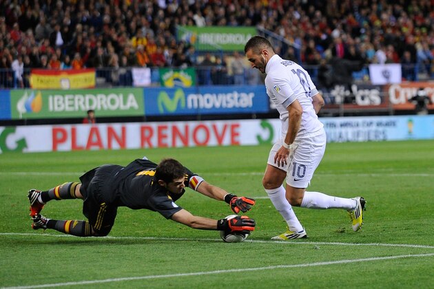 MADRID, SPAIN - OCTOBER 16: Iker Casillas (L) of Spain takes the ball from Karim Benzema of France during the FIFA 2014 World Cup Qualifier between Spain and France at estadio Vicente Calderon on October 16, 2012 in Madrid, Spain.  (Photo by Denis Doyle/Getty Images)