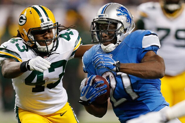 DETROIT, MI - NOVEMBER 28: Reggie Bush #21 of the Detroit Lions tries to get around the tackle of M.D. Jennings #43 of the Green Bay Packers after a second quarter reception at Ford Field on November 28, 2013 in Detroit, Michigan. (Photo by Gregory Shamus/Getty Images)