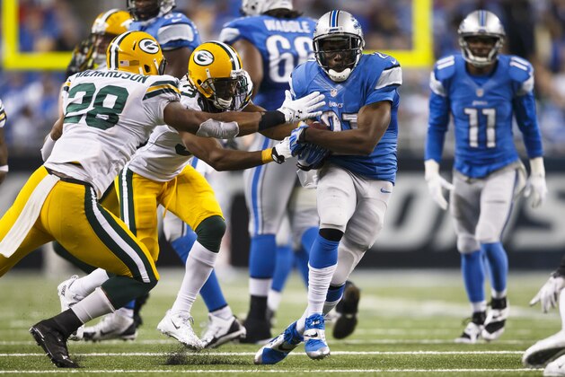 Detroit Lions running back Reggie Bush (21) runs the ball against the Green Bay Packers during an NFL football game at Ford Field in Detroit, Thursday, Nov. 28, 2013. (AP Photo/Rick Osentoski)