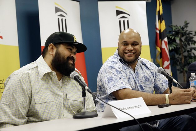 Chris Kemoeatu, left, and his brother Ma'ake laugh during a news conference at the University of Maryland Medical Center, Wednesday, Sept. 17, 2014, in Baltimore. Chris Kemoeatu's football career was cut short after seven seasons with the Pittsburgh Steelers when he learned he'd need a kidney transplant. That's when his older brother, a 99-percent kidney match and a former nose tackle for the Baltimore Ravens, stepped in, and left the Ravens in 2012.  The brothers are now recovering from their August surgeries. (AP Photo/Patrick Semansky)