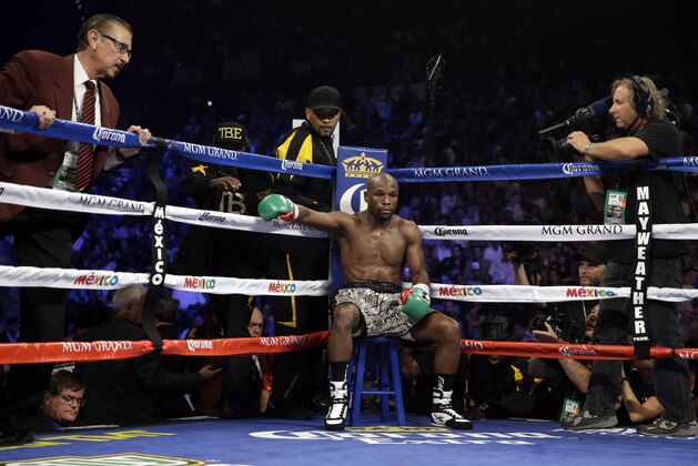 Floyd Mayweather waits between rounds during his WBA welterweight and WBC super  welterweight title fight against Marcos Maidana, Saturday, Sept. 13, 2014, in Las Vegas. (AP Photo/John Locher)