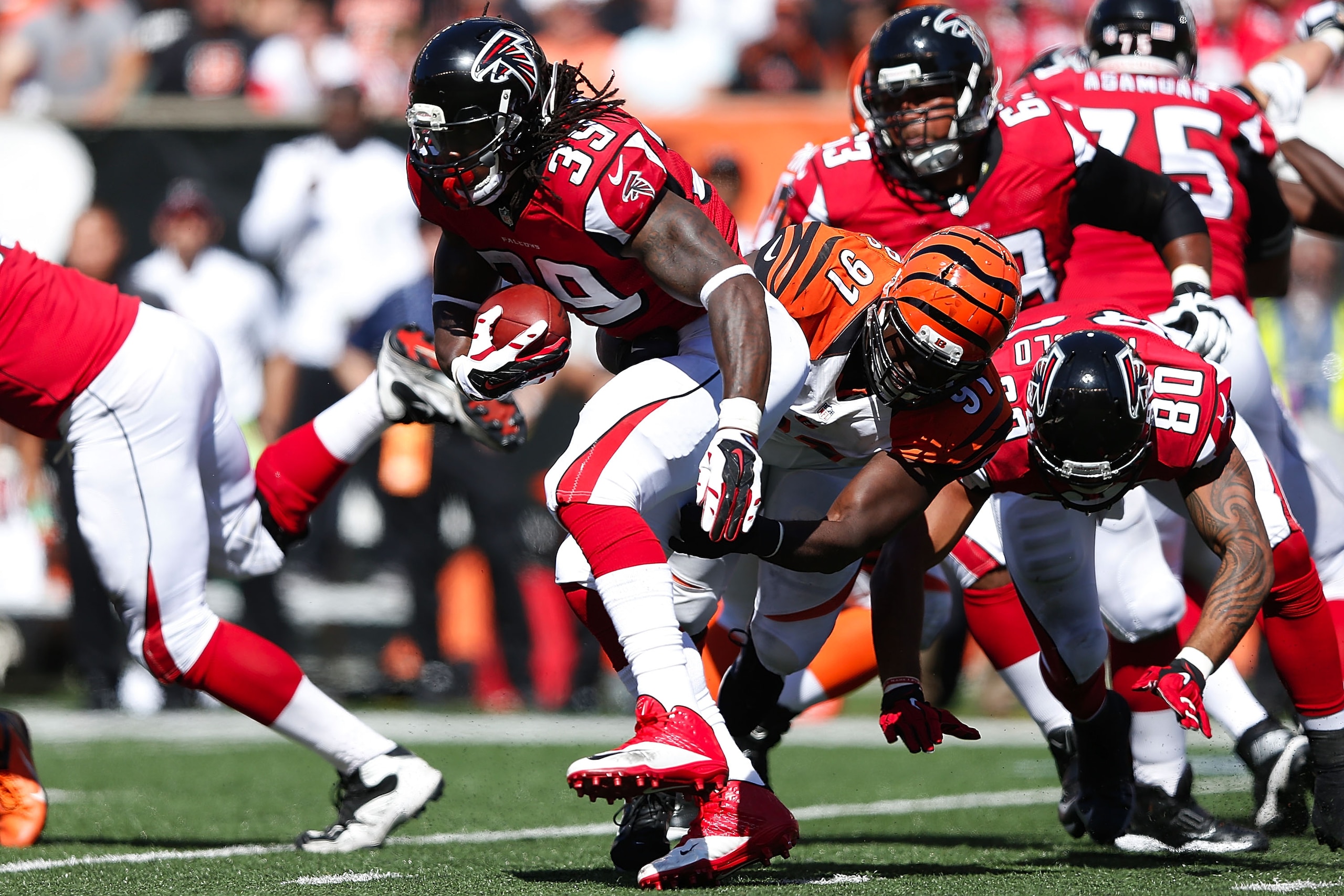 CINCINNATI, OH - SEPTEMBER 14:  Robert Geathers #91 of the Cincinnati Bengals tackles Steven Jackson #39 of the Atlanta Falcons during the fourth quarter at Paul Brown Stadium on September 14, 2014 in Cincinnati, Ohio. Cincinnati defeated Atlanta 24-10. (Photo by Joe Robbins/Getty Images)