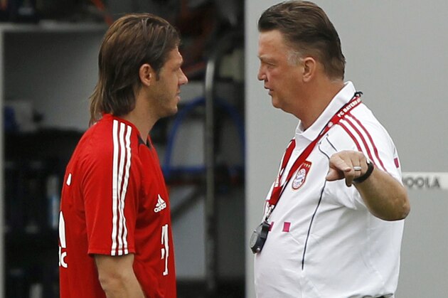 Bayern Munich's Martin Demichelis from Argentina, left, talks with head coach Louis van Gaal prior to a training session of German first division Bundesliga soccer team FC Bayern Munich in Munich, southern Germany, Monday, Aug. 23, 2010. (AP Photo/Matthias Schrader)