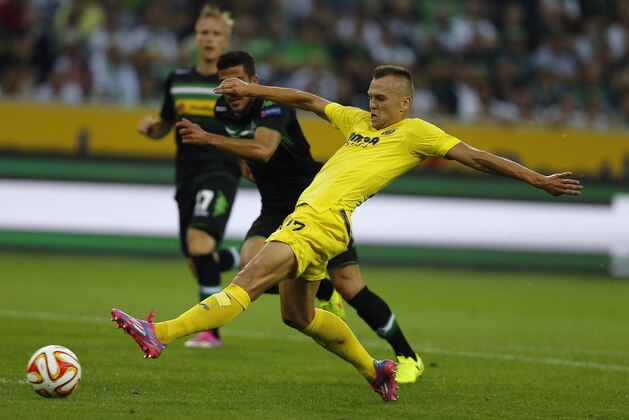Villarreal’s Denis Cheryshev challenges for the ball during the Europa League group A soccer match between  Borussia Moenchengladbach and Villarreal FC in Moenchengladbach, Germany, Thursday, Sept. 18, 2014 . (AP Photo/Frank Augstein)