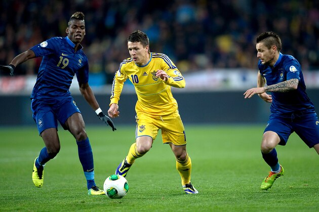KIEV, UKRAINE - NOVEMBER 15: Yevhen Konoplyanka of Ukraine (C) fights for the ball with Paul Pogba of France (L) during the FIFA 2014 World Cup Qualifier Play-off First Leg between Ukraine and France at the Olympic Stadium on November 15, 2013 in Kiev, Ukraine.  (Photo by Adam Nurkiewicz/Getty Images)