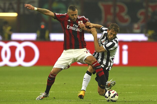 MILAN, ITALY - SEPTEMBER 20:  Jeremy Menez of AC Milan competes for the ball with Claudio Marchisio of Juventus FC during the Serie A match between AC Milan and Juventus FC at Stadio Giuseppe Meazza on September 20, 2014 in Milan, Italy.  (Photo by Marco Luzzani/Getty Images)