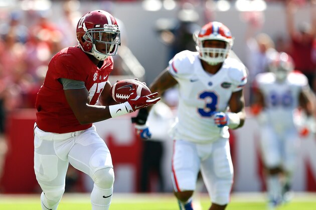 TUSCALOOSA, AL - SEPTEMBER 20:  Kenyan Drake #17 of the Alabama Crimson Tide pulls in this reception on the way to a touchdown against the Florida Gators at Bryant-Denny Stadium on September 20, 2014 in Tuscaloosa, Alabama.  (Photo by Kevin C. Cox/Getty Images)