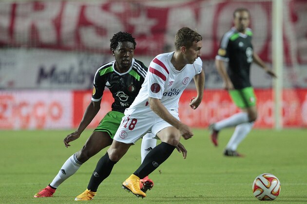 Sevilla's Gerard Deulofeu, right, and Feyenoord's Miquel Nelom from Netherlands vie for the ball during their Europa League soccer match at the Ramon Sanchez Pizjuan stadium, in Seville, Spain on Thursday, Sept. 18, 2014. (AP Photo/Miguel Angel Morenatti)