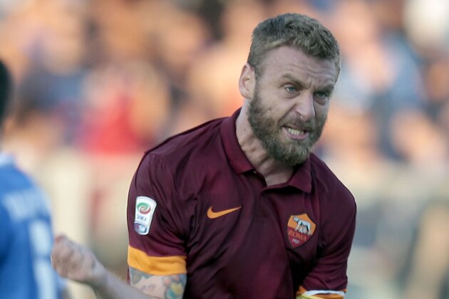 EMPOLI, ITALY - SEPTEMBER 13: Daniele De Rossi of AS Roma reacts during the Serie A match between Empoli FC and AS Roma at Stadio Carlo Castellani on September 13, 2014 in Empoli, Italy.  (Photo by Gabriele Maltinti/Getty Images)