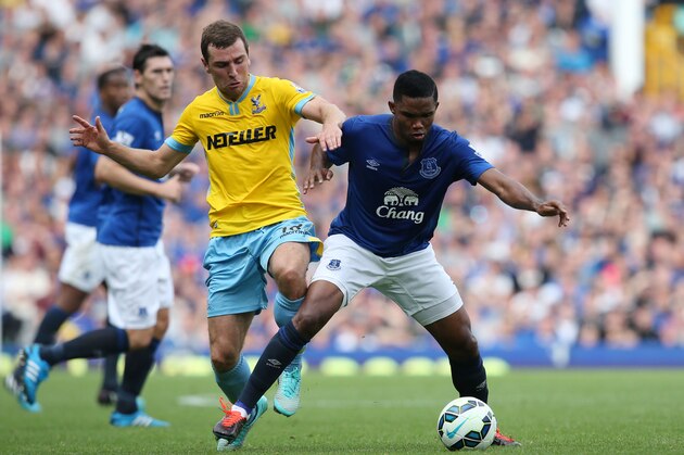 LIVERPOOL, ENGLAND - SEPTEMBER 21:  Samuel Eto'o of Everton is challenged by James McArthur of Crystal Palace during the Barclays Premier League match between Everton and Crystal Palace at Goodison Park on September 21, 2014 in Liverpool, England.  (Photo by Jan Kruger/Getty Images)