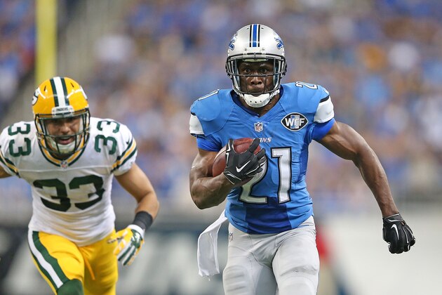 DETROIT, MI - SEPTEMBER 21: Reggie Bush #21 of the Detroit Lions runs 21 yard for a fourth quarter touchdown as Micah Hyde #33 of the Green Bay Packers gives chase during the game at Ford Field on September 21, 2014 in Detroit, Michigan.  (Photo by Leon Halip/Getty Images)