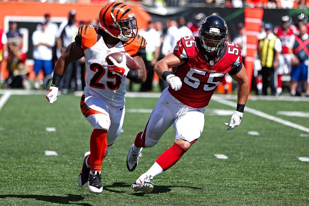 CINCINNATI, OH - SEPTEMBER 14:  Paul Worrilow #55 of the Atlanta Falcons pursues Giovani Bernard #25 of the Cincinnati Bengals during the second quarter at Paul Brown Stadium on September 14, 2014 in Cincinnati, Ohio. (Photo by Joe Robbins/Getty Images)