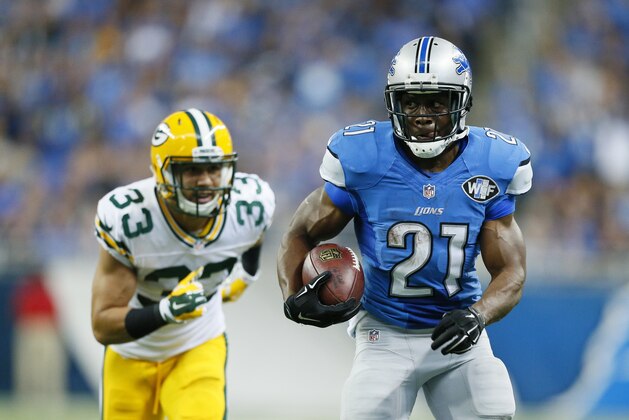 Detroit Lions running back Reggie Bush (21) breaks away from Green Bay Packers free safety Micah Hyde (33) for a 26-yard rushing touchdown during the second half of an NFL football game in Detroit, Sunday, Sept. 21, 2014. (AP Photo/Rick Osentoski)