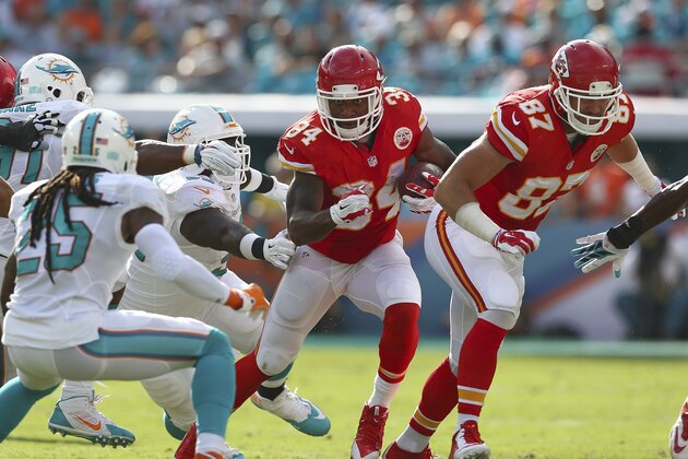 MIAMI GARDENS, FL - SEPTEMBER 21:  Running back Knile Davis #34 of the Kansas City Chiefs is pursued by Miami Dolphins defenders in the second quarter of their game at Sun Life Stadium on September 21, 2014 in Miami Gardens, Florida.  (Photo by Ronald Martinez/Getty Images)