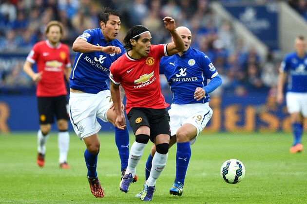 LEICESTER, ENGLAND - SEPTEMBER 21:  Radamel Falcao Garcia of Manchester United is challenged by Leonardo Ulloa (L) of Leicester City and Esteban Cambiasso (R) of Leicester City during the Barclays Premier League match between Leicester City and Manchester United at The King Power Stadium on September 21, 2014 in Leicester, England.  (Photo by Mike Hewitt/Getty Images)