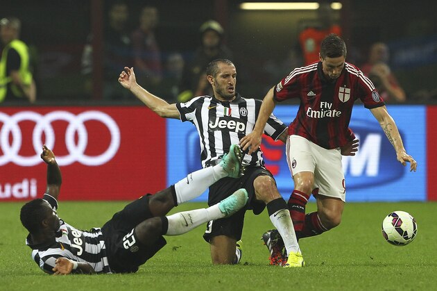 MILAN, ITALY - SEPTEMBER 20:  Fernando Torres (R) of AC Milan is challenged by Giorgio Chiellini (C) and Kwadwo Asamoah (L) of Juventus FC during the Serie A match between AC Milan and Juventus FC at Stadio Giuseppe Meazza on September 20, 2014 in Milan, Italy.  (Photo by Marco Luzzani/Getty Images)