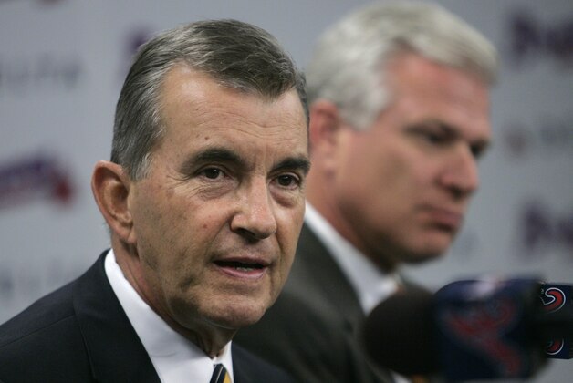 John Schuerholz, left, addresses reporters about the announcement he will become president of the Atlanta Braves baseball team and be replaced as general manager by Frank Wren, right, during a news conference Thursday, Oct. 11, 2007, in Atlanta. (AP photo/John Amis)
