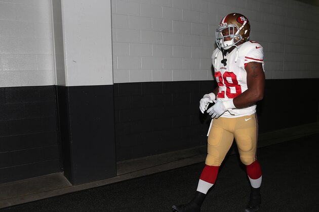 GLENDALE, AZ - SEPTEMBER 21: Running back Carlos Hyde #28 of the San Francisco 49ers takes the field prior to the NFL game against the Arizona Cardinals at the University of Phoenix Stadium on September 21, 2014 in Glendale, Arizona.  (Photo by Christian Petersen/Getty Images)