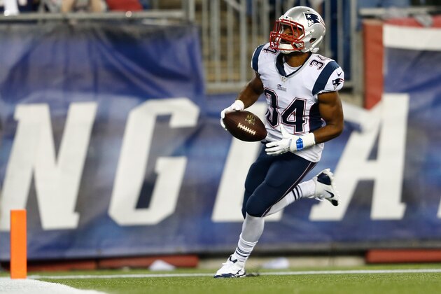 FOXBORO, MA - AUGUST 22:  Shane Vereen #34 of the New England Patriots runs the for a touchdown after catching a pass by Tom Brady #12 of the New England Patriots during a game with the Carolina Panthers in the second quarter at Gillette Stadium on August 22, 2014 in Foxboro, Massachusetts. (Photo by Jim Rogash/Getty Images)