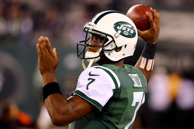 EAST RUTHERFORD, NJ - SEPTEMBER 22:  Quarterback Geno Smith #7 of the New York Jets warms up before a game against the Chicago Bears at MetLife Stadium on September 22, 2014 in East Rutherford, New Jersey.  (Photo by Al Bello/Getty Images)