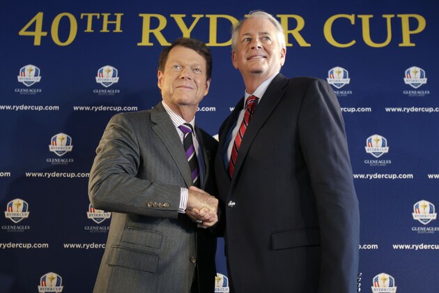 Tom Watson, left, poses for a picture with PGA of America president Ted Bishop during a news conference in New York, Thursday, Dec. 13, 2012.  The Americans are bringing back Watson as their Ryder Cup golf captain with hopes of ending two decades of losing in Europe. (AP Photo/Seth Wenig)