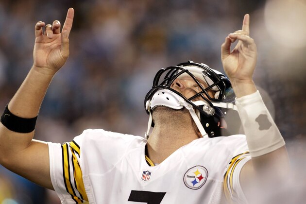 Ben Roethlisberger, de los Steelers de Pittsburgh, festeja luego de lanzar un pase de anotación frente a los Panthers de Carolina, el domingo 21 de septiembre de 2014 (AP Foto/Bob Leverone)