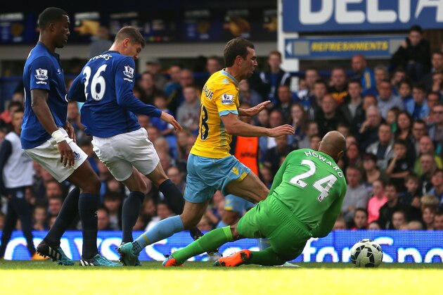 LIVERPOOL, ENGLAND - SEPTEMBER 21:  Tim Howard of Everton concedes a penalty as he brings down James McArthur of Crystal Palace during the Barclays Premier League match between Everton and Crystal Palace at Goodison Park on September 21, 2014 in Liverpool, England.  (Photo by Chris Brunskill/Getty Images)