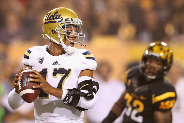 TEMPE, AZ - SEPTEMBER 25:  Quarterback Brett Hundley #17 of the UCLA Bruins drops back to pass ahead of linebacker Antonio Longino #32 of the Arizona State Sun Devils during the college football game at Sun Devil Stadium on September 25, 2014 in Tempe, Arizona.  (Photo by Christian Petersen/Getty Images)