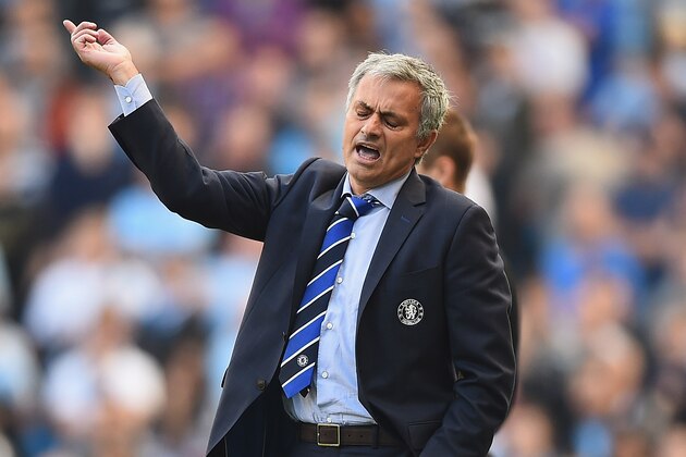 MANCHESTER, ENGLAND - SEPTEMBER 21:  Jose Mourinho of Chelsea gives out instructions during the Barclays Premier League match between Manchester City and Chelsea at Etihad Stadium on September 21, 2014 in Manchester, England.  (Photo by Laurence Griffiths/Getty Images)