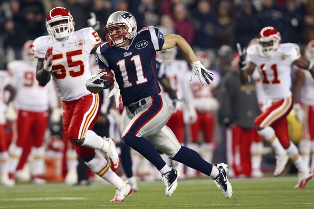 Julian Edelman (11), de los Patriots de Nueva Inglaterra, recorre 72 yardas en un regreso de despeje para lograr un touchdown en contra de los Chiefs de Kansas City durante el tercer cuarto del partido de NFL efectuado en Foxborough, Massachusetts, el lunes 21 de noviembre de 2011. Tras Edelman van los jugadores de los Chiefs Cameron Sheffield (55) y Jeremy Horne (11). (Foto AP/Elise Amendola)
