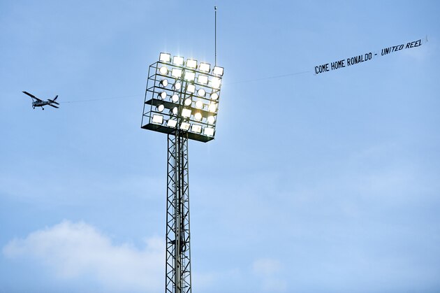 VILLARREAL, SPAIN - SEPTEMBER 27:  A plane tows a banner reading 'Come home Ronaldo - United Reel' during the La Liga match between Villarreal CF and Real Madrid at El Madrigal on September 27, 2014 in Villarreal, Spain.  (Photo by Manuel Queimadelos Alonso/Getty Images)