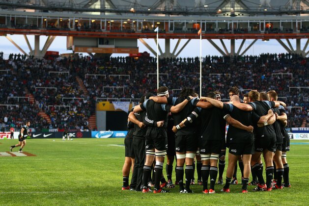 BUENOS AIRES, ARGENTINA - SEPTEMBER 27: All Black players huddle prior to The Rugby Championship match between Argentina and the New Zealand All Blacks at Estadio Ciudad de La Plata on September 27, 2014 in Buenos Aires, Argentina.  (Photo by Cameron Spencer/Getty Images)