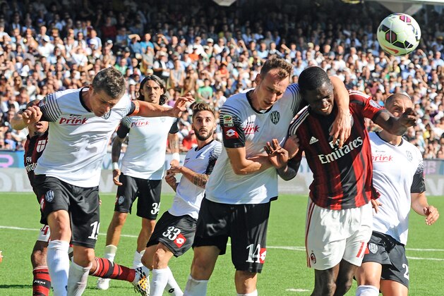 CESENA, ITALY - SEPTEMBER 28: Cristian Zapata # 14 of AC Milan ( R ) competes the ball with Massimo Volta # 14 of AC Cesena ( L )  during the Serie A match between AC Cesena and AC Milan at Dino Manuzzi Stadium on September 28, 2014 in Cesena, Italy.  (Photo by Mario Carlini / Iguana Press/Getty Images)