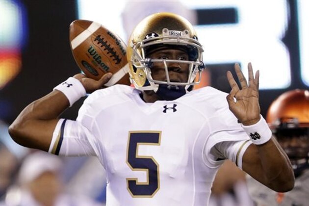 Notre Dame quarterback Everett Golson looks to pass against Syracuse during the first half of an NCAA college football game, Saturday, Sept. 27, 2014, in East Rutherford, N.J. Notre Dame won 31-15. (AP Photo/Julio Cortez)