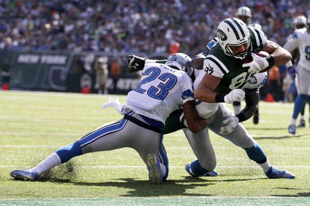 New York Jets wide receiver Eric Decker, center, dives in between Detroit Lions cornerback Darius Slay, left, and outside linebacker Tahir Whitehead for a touchdown during the second half of an NFL football game, Sunday, Sept. 28, 2014, in East Rutherford, N.J. (AP Photo/Frank Franklin II)