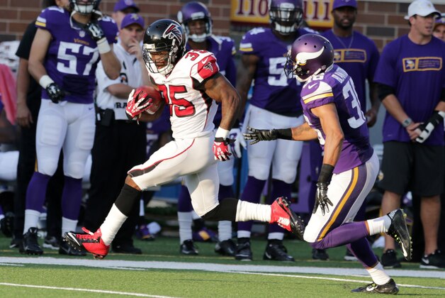 Atlanta Falcons running back Antone Smith, left, runs from Minnesota Vikings strong safety Robert Blanton, right, during a 48-yard touchdown run in the second half of an NFL football game, Sunday, Sept. 28, 2014, in Minneapolis. (AP Photo/Jim Mone)
