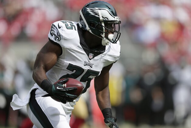 Philadelphia Eagles running back LeSean McCoy (25) runs against the San Francisco 49ers during the first half of an NFL football game in Santa Clara, Calif., Sunday, Sept. 28, 2014. (AP Photo/Marcio Jose Sanchez)