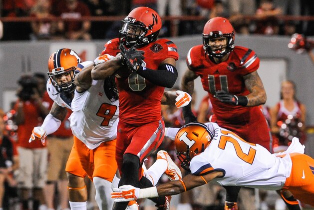 LINCOLN, NE - SEPTEMPER 27: Running back Ameer Abdullah #8 of the Nebraska Cornhuskers runs past defensive back Zane Petty #21 and defensive back Earnest Thomas III #9 of the Illinois Fighting Illini during their game at Memorial Stadium on September 27, 2014 in Lincoln, Nebraska.  (Photo by Eric Francis/Getty Images)