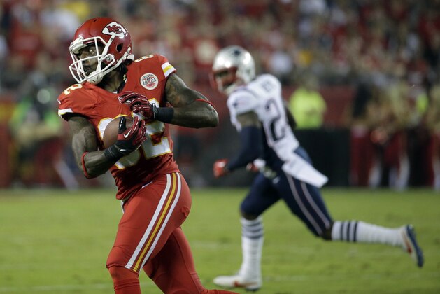 Kansas City Chiefs wide receiver Dwayne Bowe, left, runs with the ball after catching a pass for a 33-yard gain during the second quarter of an NFL football game against the New England Patriots Monday, Sept. 29, 2014, in Kansas City, Mo. (AP Photo/Charlie Riedel)