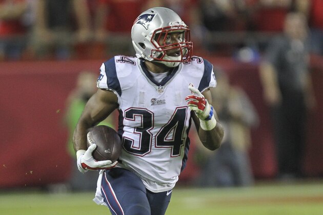 New England Patriots running back Shane Vereen runs with the ball during the third quarter of an NFL football game against the Kansas City Chiefs Monday, Sept. 29, 2014, in Kansas City, Mo. (AP Photo/Ed Zurga)