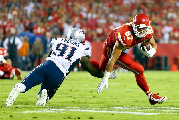 KANSAS CITY, MO - SEPTEMBER 29:   Travis Kelce #87 of the Kansas City Chiefs runs the ball against  Jamie Collins #91 of the New England Patriots during the first half at Arrowhead Stadium on September 29, 2014 in Kansas City, Missouri.  (Photo by Dilip Vishwanat/Getty Images)