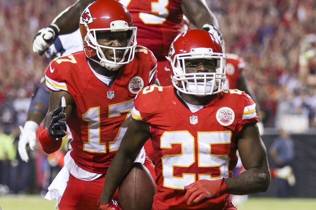 Jamaal Charles, de los Chiefs de Kansas City, festeja luego de atrapar un pase de anotación en el segundo cuarto del partido del lunes 29 de septiembre de 2014, ante los Patriots de Nueva Inglaterra (AP Foto/Ed Zurga)