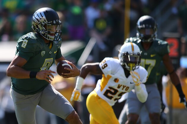 EUGENE, OR - SEPTEMBER 13:  Quarterback Marcus Mariota #8 of the Oregon Ducks runs with the ball against the Wyoming Coyboys at Autzen Stadium on September 13, 2014 in Eugene, Oregon.  (Photo by Jonathan Ferrey/Getty Images)