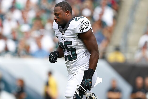 PHILADELPHIA, PA - SEPTEMBER 21: LeSean McCoy #25 of the Philadelphia Eagles walks off the field after being injured during the first half against the Washington Redskins in a football game at Lincoln Financial Field on September 21, 2014 in Philadelphia, Pennsylvania. (Photo by Rich Schultz /Getty Images)
