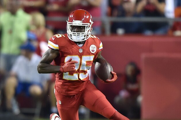 KANSAS CITY, MO - SEPTEMBER 29:  Jamaal Charles #25 of the Kansas City Chiefs runs the ball against the New England Patriots during the game at Arrowhead Stadium on September 29, 2014 in Kansas City, Missouri.  (Photo by Peter Aiken/Getty Images)