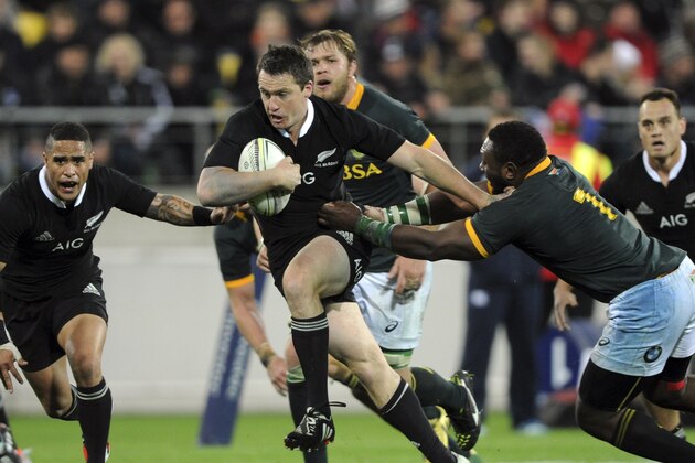 New Zealand’s Ben Smith, center, fends off South Africa’s Tendai Mtawarira in the Rugby Championship test in Wellington, New Zealand, Saturday, Sept. 13, 2014. (AP Photo/SNPA, Ross Setford) NEW ZEALAND OUT
