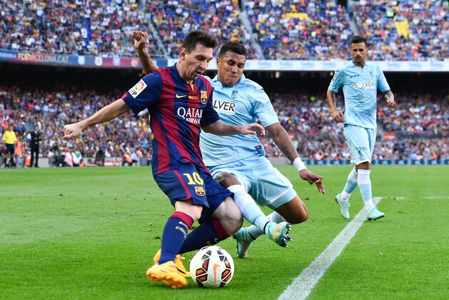 BARCELONA, SPAIN - SEPTEMBER 27:  Lionel Messi of FC Barcelona duels for the ball with Juan Carlos Perez of Granda CF during the La Liga match between FC Barcelona and Granada CF at Camp Nou on September 27, 2014 in Barcelona, Spain.  (Photo by David Ramos/Getty Images)