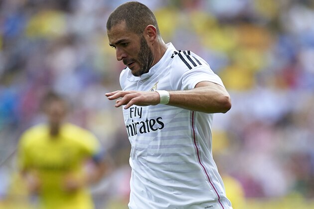 VILLARREAL, SPAIN - SEPTEMBER 27:  Karim Benzema of Real Madrid runs with the ball during the La Liga match between Villarreal CF and Real Madrid at El Madrigal on September 27, 2014 in Villarreal, Spain.  (Photo by Manuel Queimadelos Alonso/Getty Images)