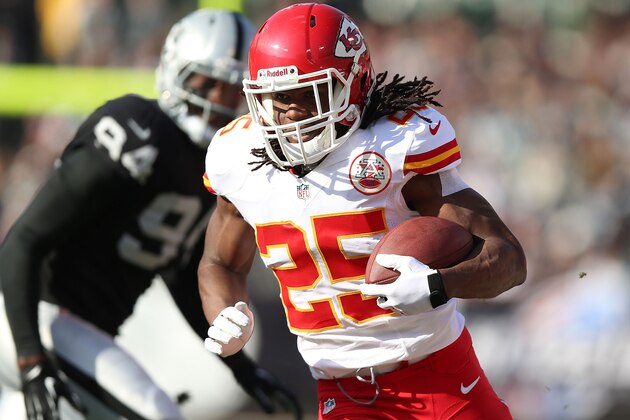 OAKLAND, CA - DECEMBER 15:  Jamaal Charles #25 of the Kansas City Chiefs runs for a touchdown against the Oakland Raiders at O.co Coliseum on December 15, 2013 in Oakland, California.  (Photo by Jed Jacobsohn/Getty Images)